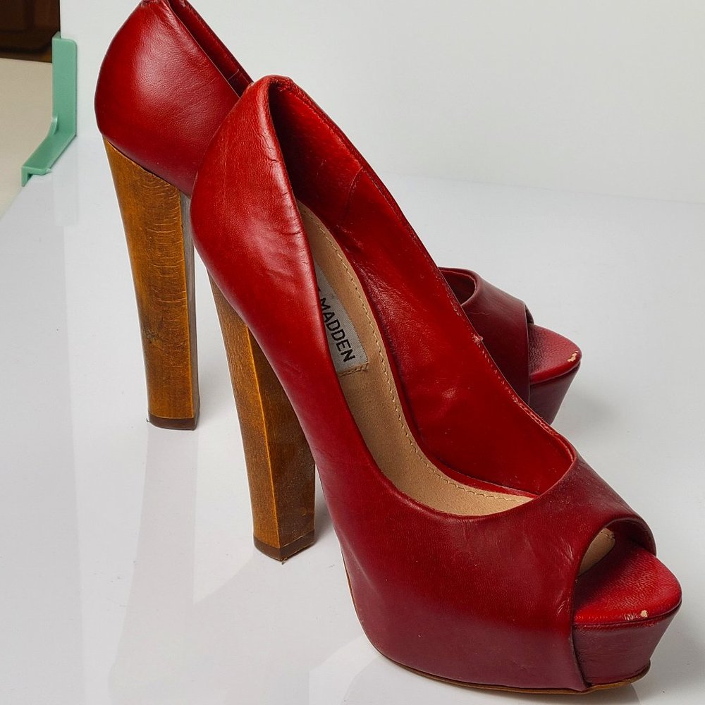 Steve Madden Felicitie sz 6 Red Leather Wooden Heels